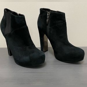 GUESS HIGH CHUNKY HEEL BOOTIE
